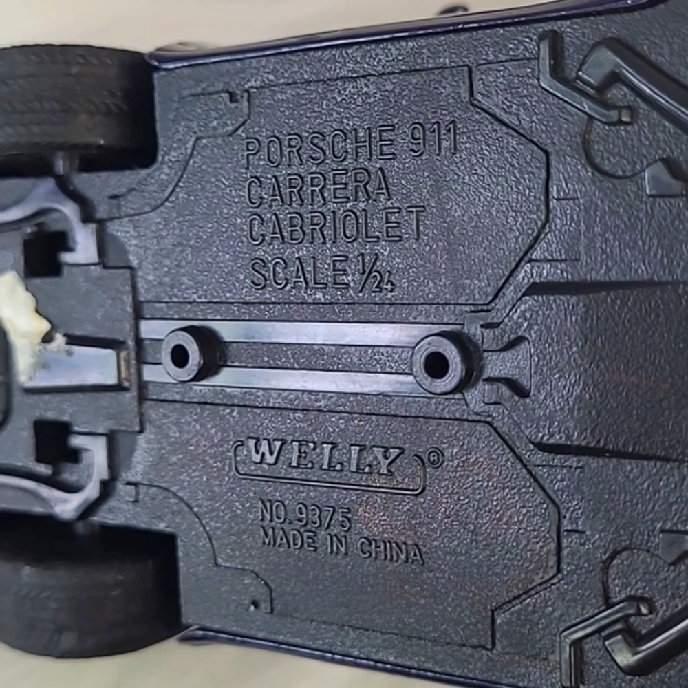 Welly Porsche 911 Carrera Cabriolet Deep Purple Die Cast Metal Car Scale 1/24 - Picture 16 of 17